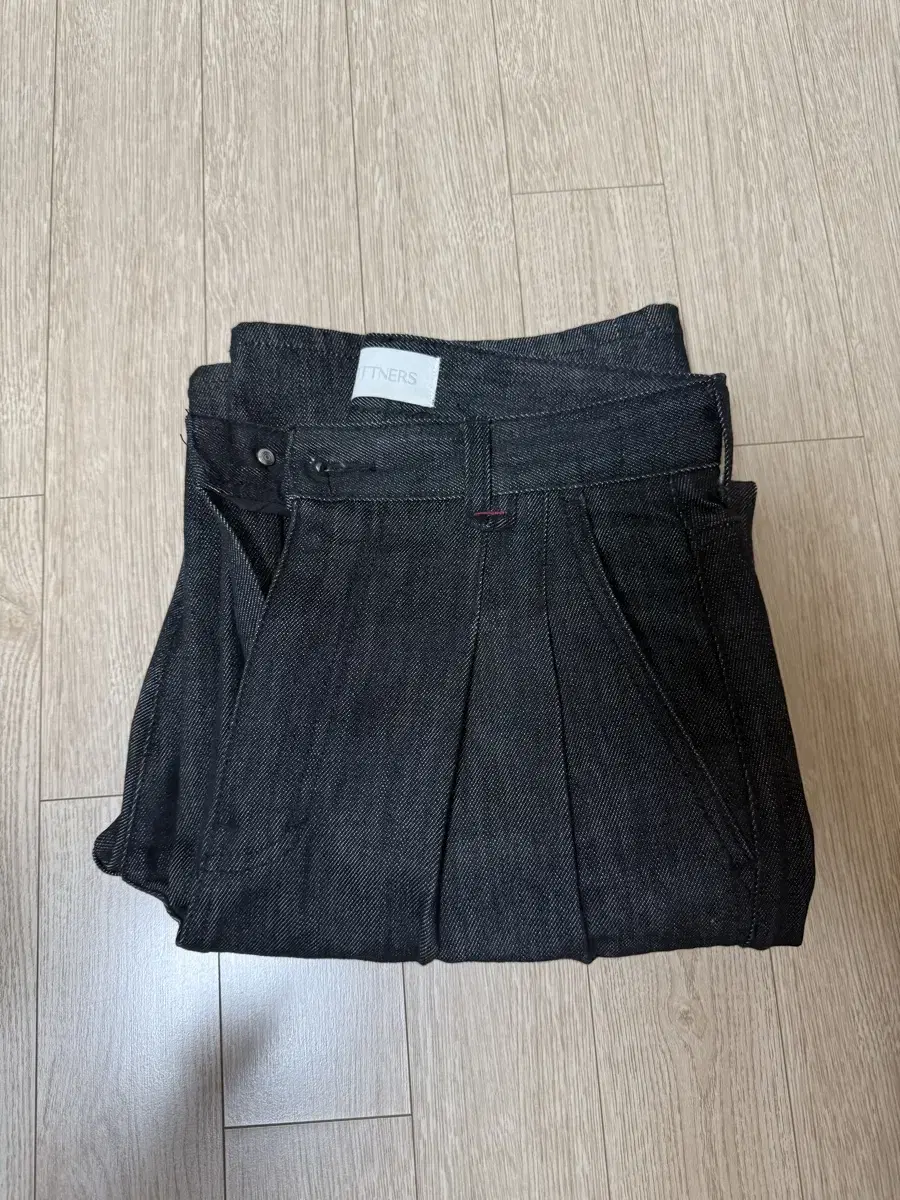 포트너스 Two Tuck Wide Black Jeans(S)